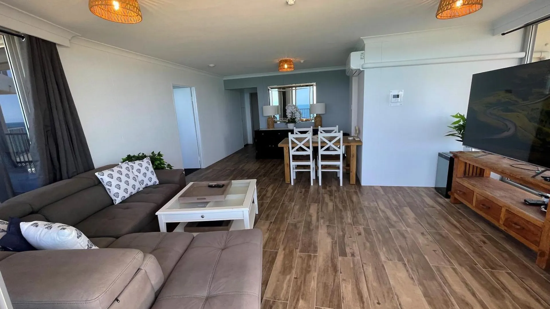 Absolutely Stunning! On The Beach !!! Gold Coast Apartment