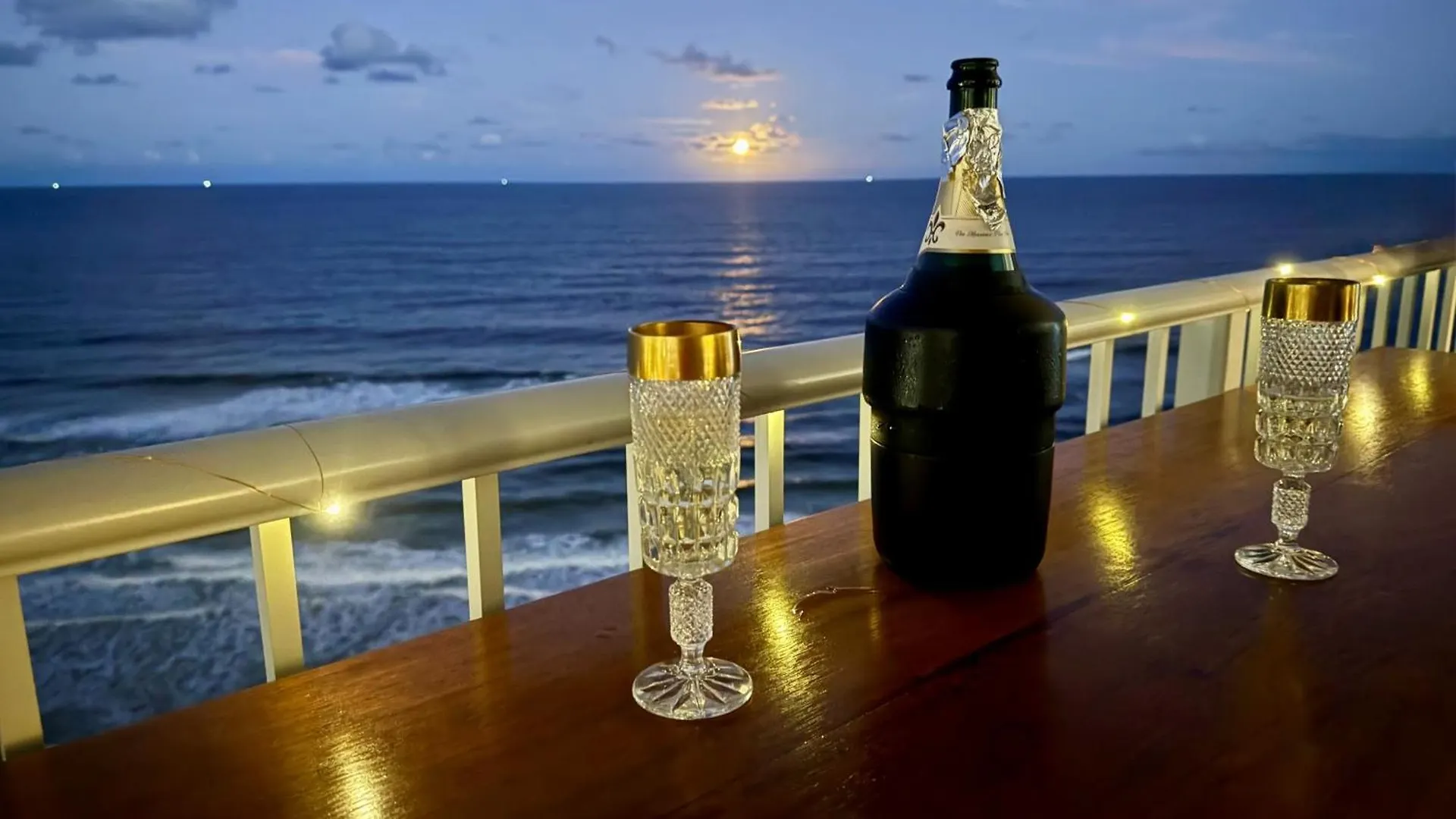 Absolutely Stunning! On The Beach !!! Gold Coast Australia