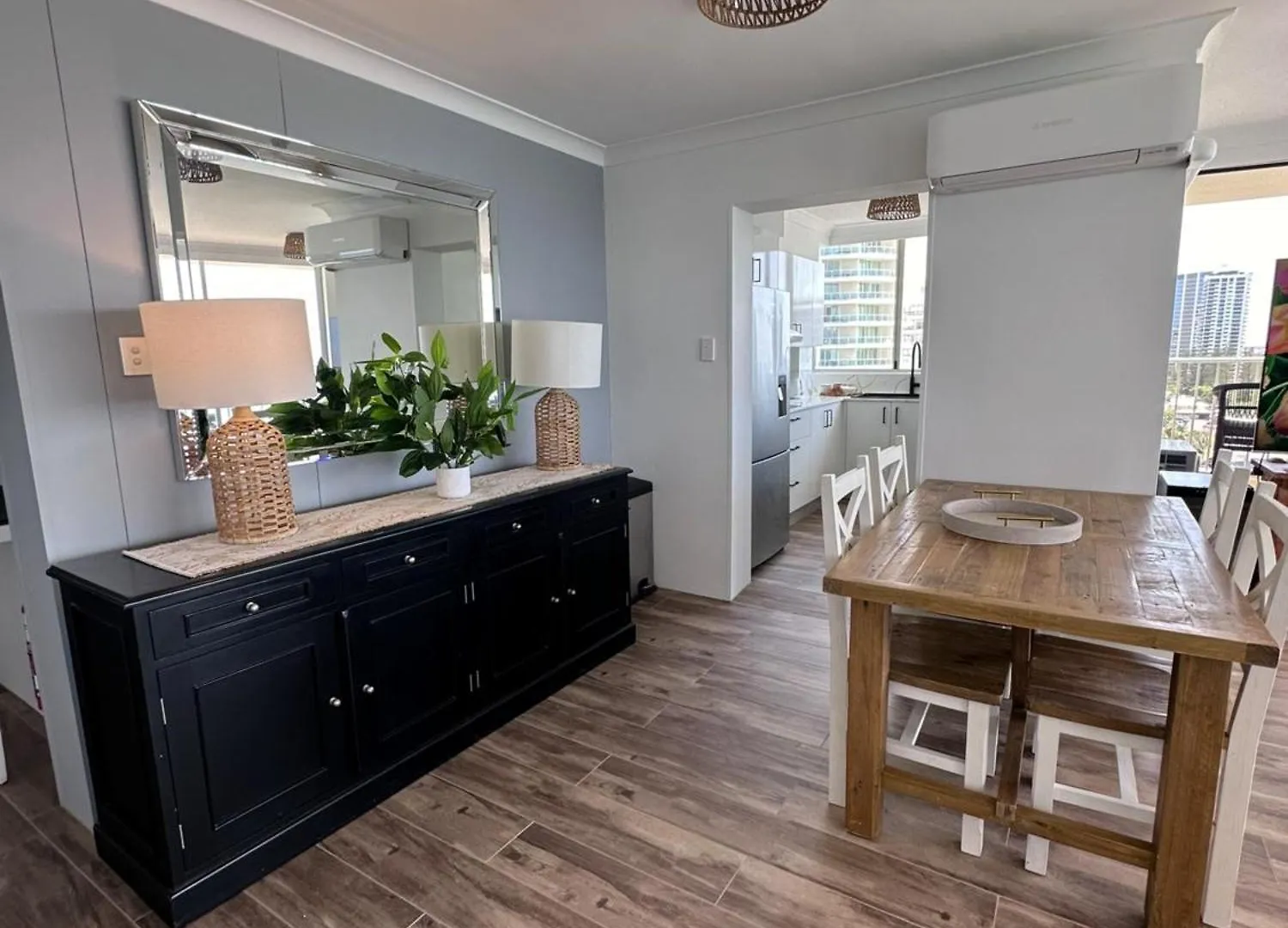 Absolutely Stunning! On The Beach !!! Gold Coast Apartment