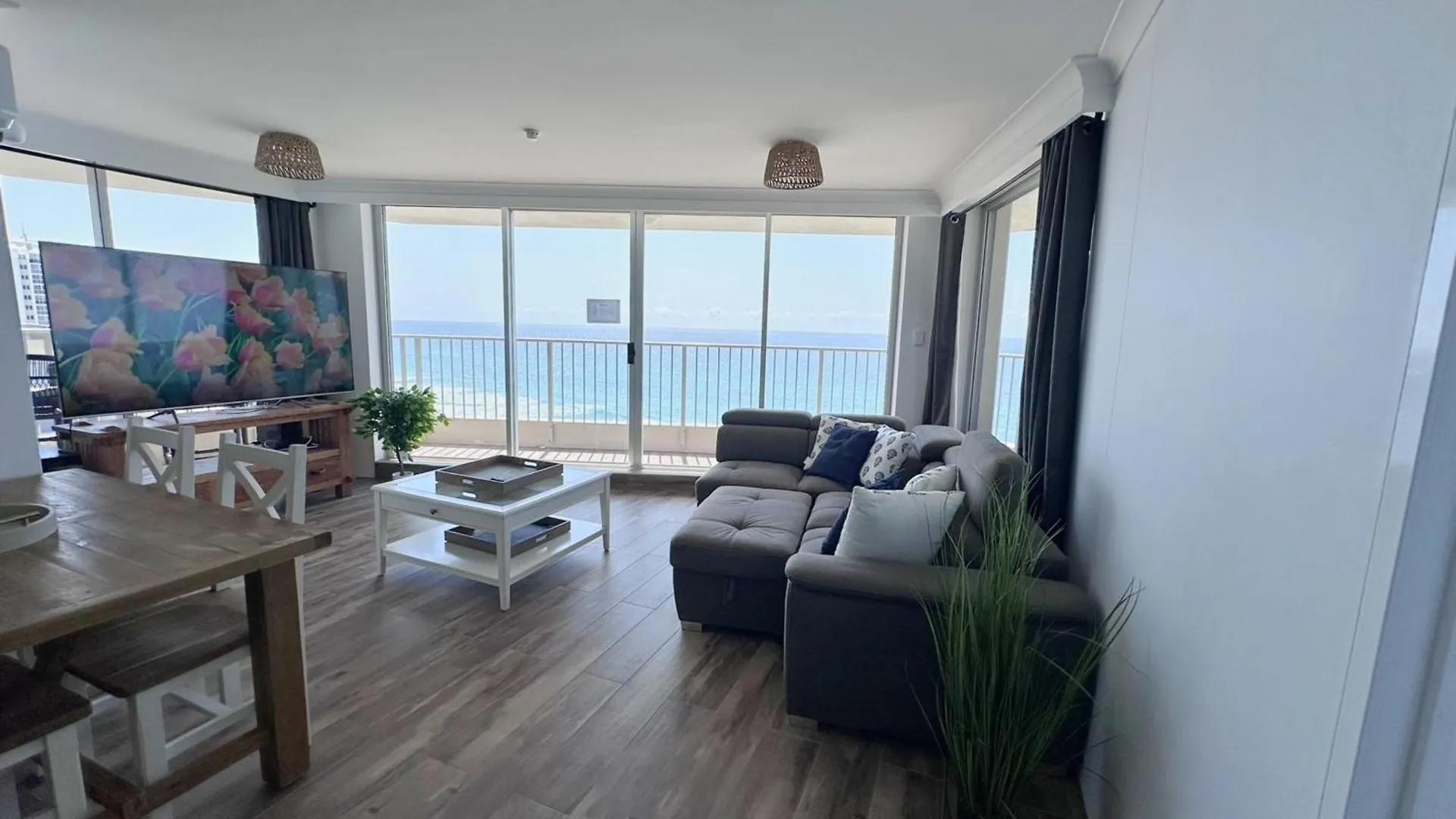 Absolutely Stunning! On The Beach !!! Gold Coast