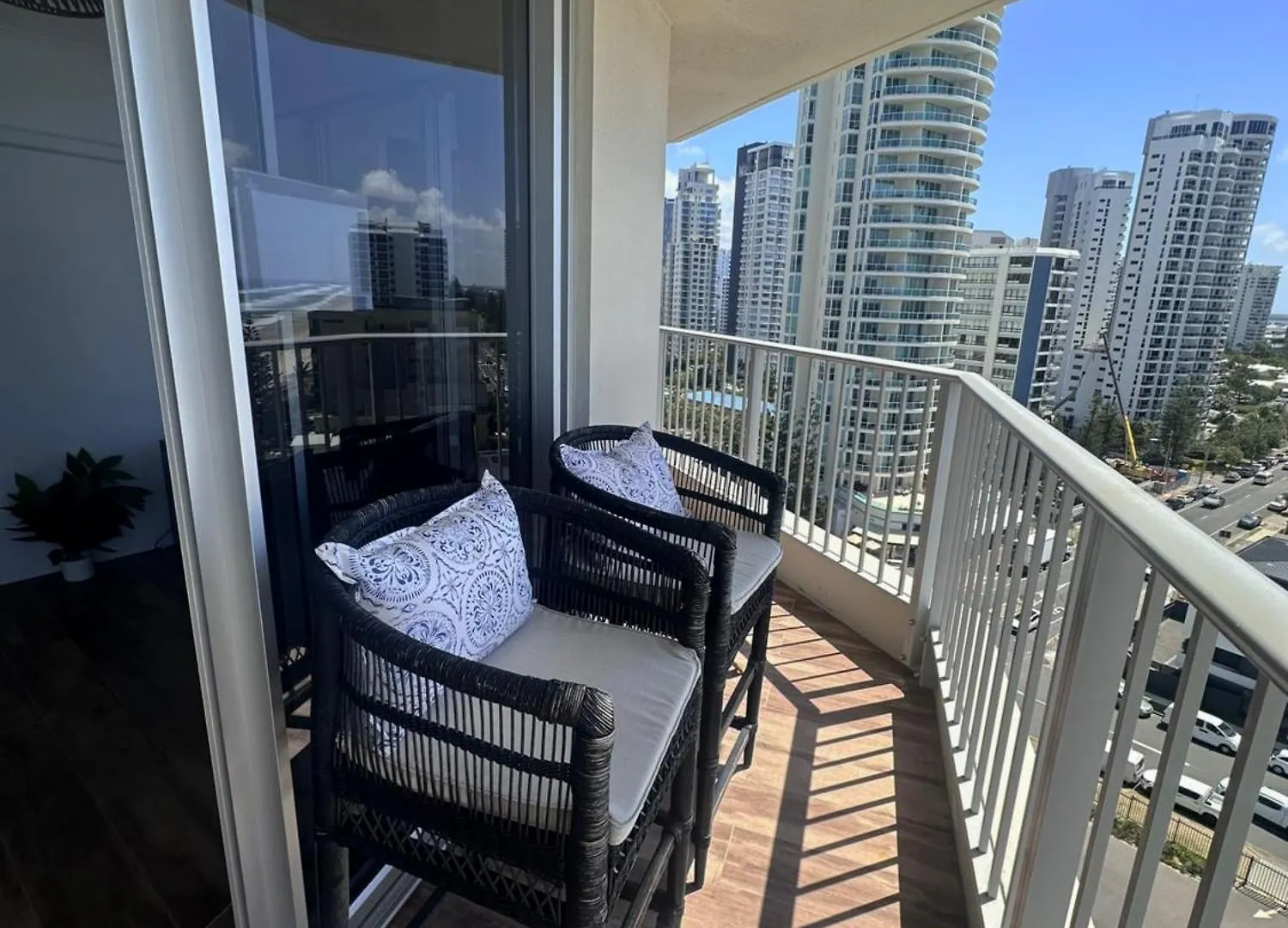 Absolutely Stunning! On The Beach !!! Gold Coast Apartment