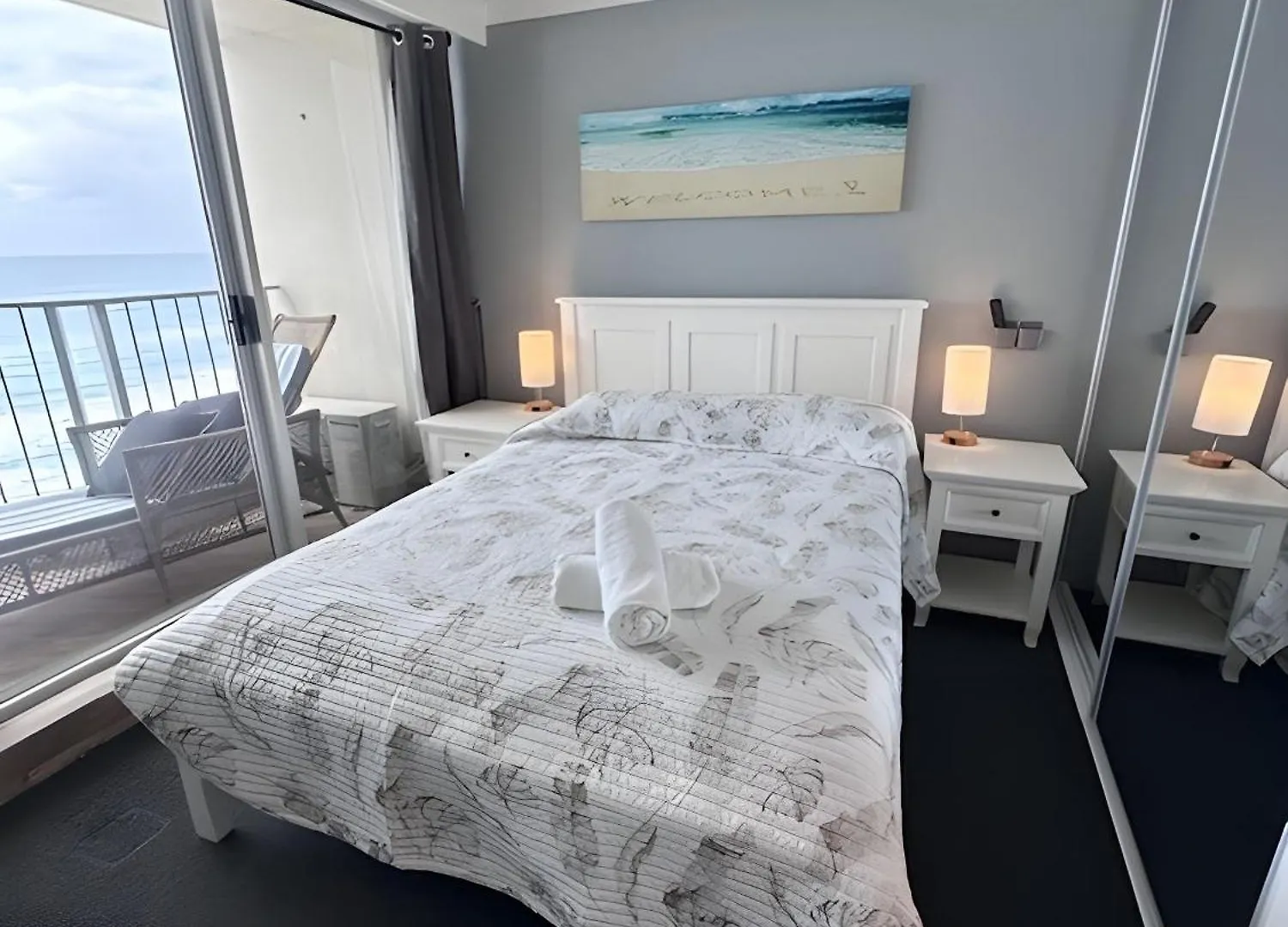 Absolutely Stunning! On The Beach !!! Gold Coast Apartment